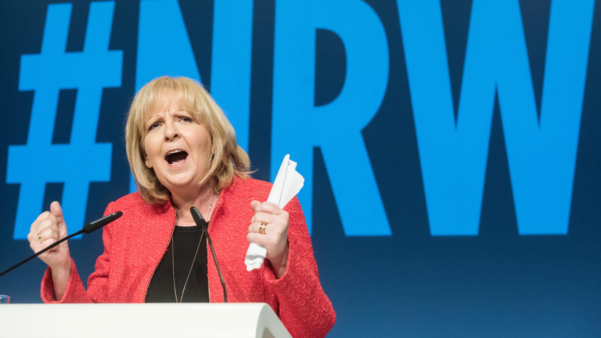 Nordrhein-Westfalens Ministerpräsidentin Hannelore Kraft (SPD) kämpft mit ihrer Koalitionsabsage an Die Linke um unentschlossene Wähler. Nordrhein-Westfalens Ministerpräsidentin Hannelore Kraft (SPD) kämpft mit ihrer Koalitionsabsage an Die Linke um unentschlossene Wähler.