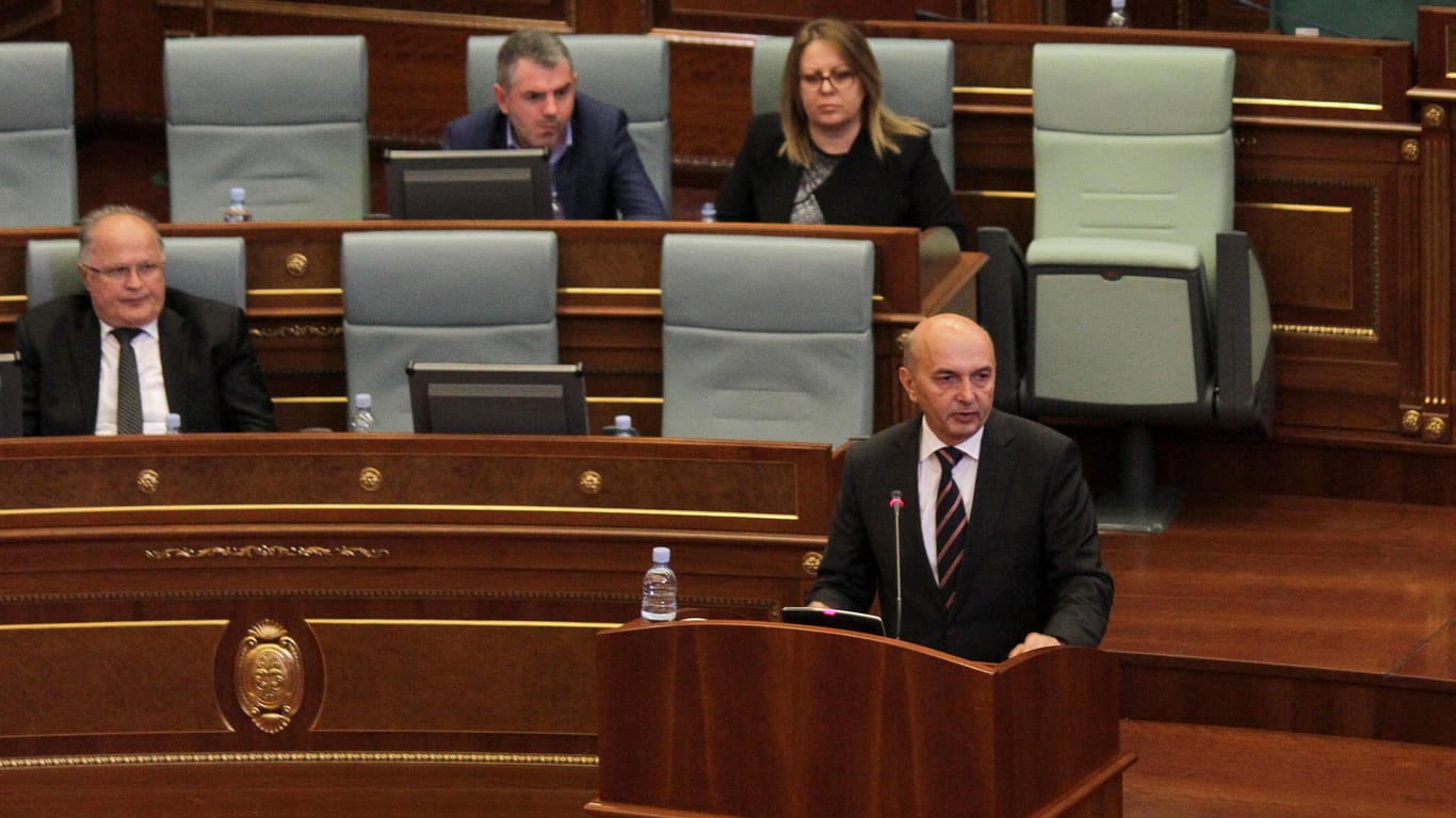 Kosovos Premierminister Isa Mustafa während einer Rede im Parlament in Pristina.