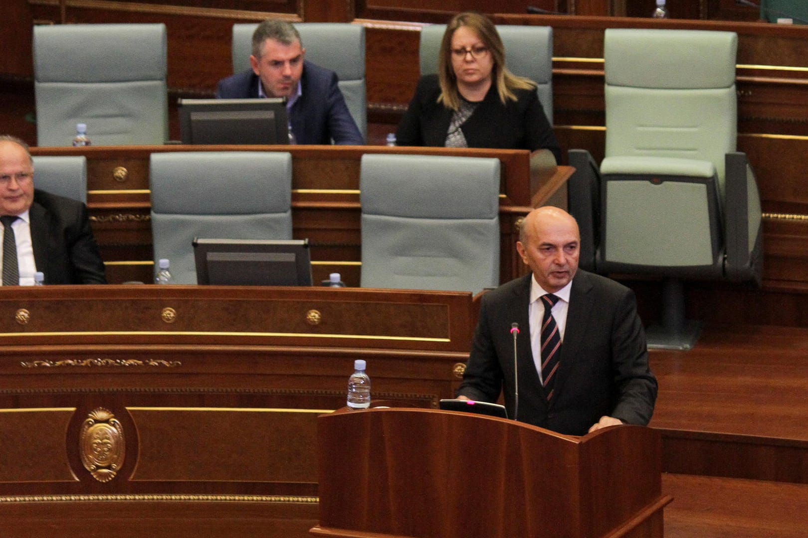 Kosovos Premierminister Isa Mustafa während einer Rede im Parlament in Pristina.