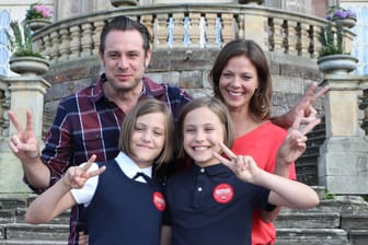 Sascha Vollmer, Jessica Schwarz und die Zwillinge Rosa und Laila Meinecke beim Dreh für "Hanni & Nanni".