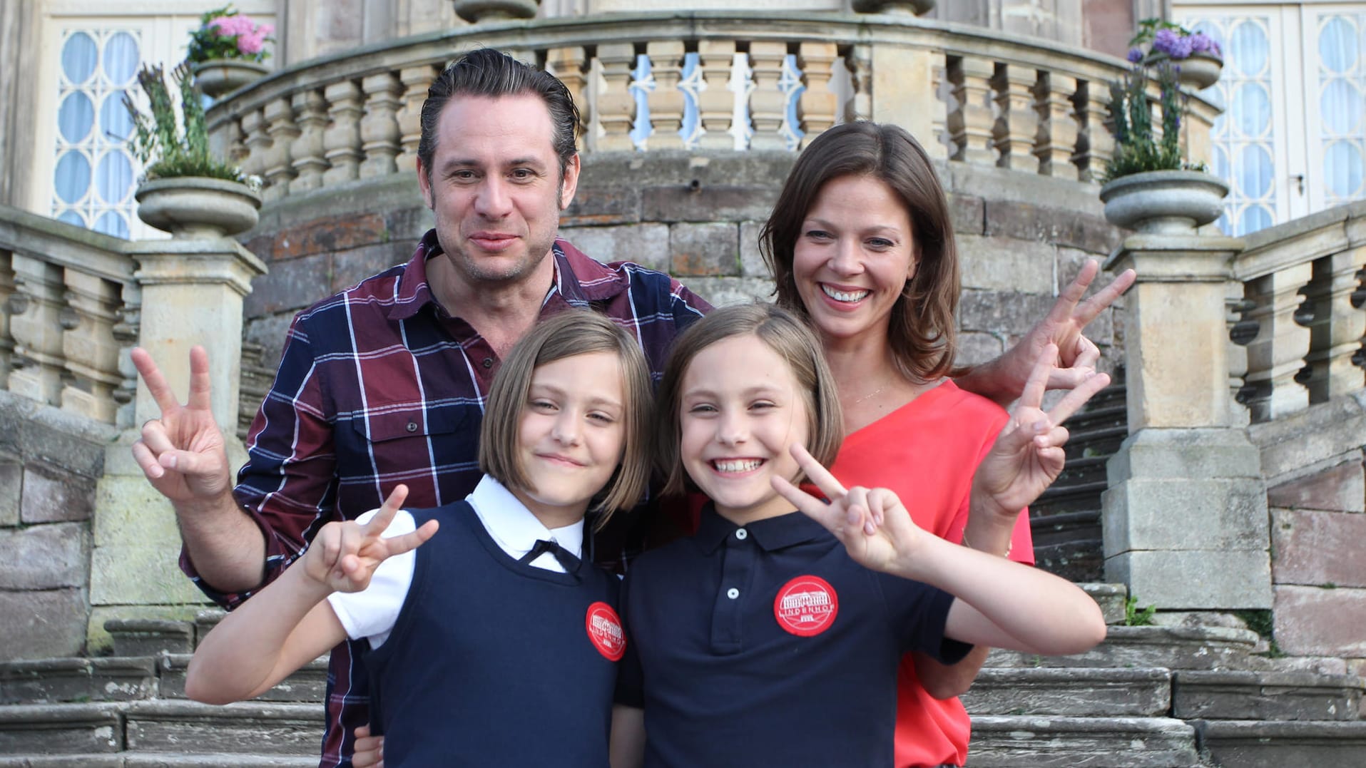 Sascha Vollmer, Jessica Schwarz und die Zwillinge Rosa und Laila Meinecke beim Dreh für "Hanni & Nanni".