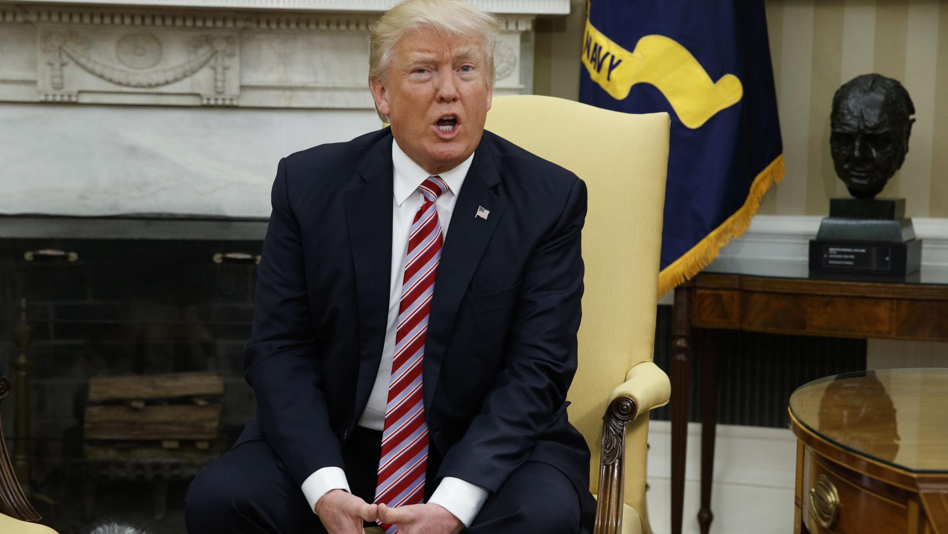 US-Präsident Donald Trump unterhält sich bei einem Treffen mit dem früheren US-Außenminister Kissinger mit Journalisten. Trump hatte am Tag zuvor den Chef der Bundespolizei FBI James Comey mit sofortiger Wirkung entlassen.