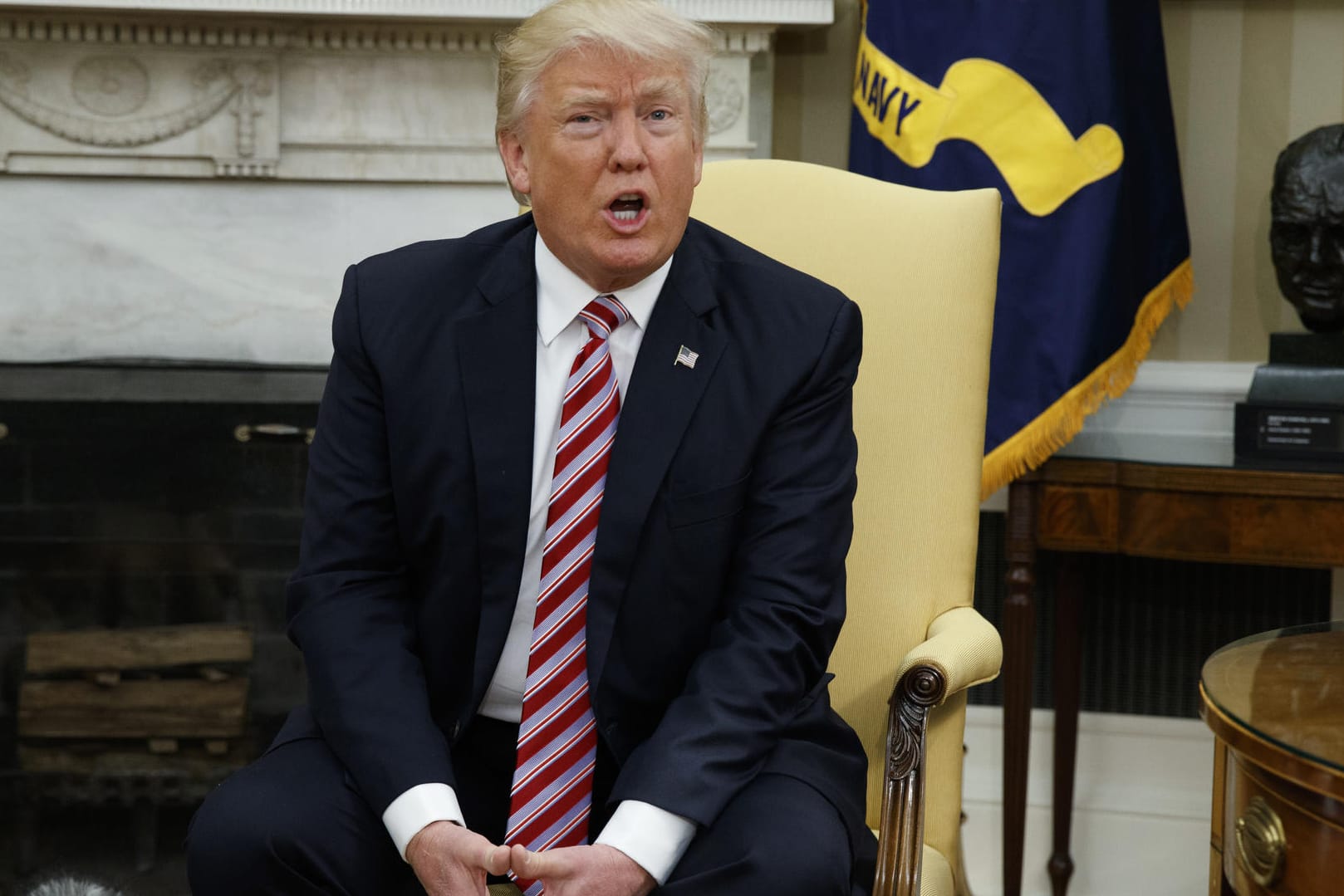 US-Präsident Donald Trump unterhält sich bei einem Treffen mit dem früheren US-Außenminister Kissinger mit Journalisten. Trump hatte am Tag zuvor den Chef der Bundespolizei FBI James Comey mit sofortiger Wirkung entlassen.