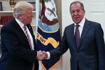 US-Präsident Donald Trump und Russlands Außenminister Sergej Lawrow reichen sich im Weißen Haus in Washington die Hände.