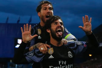 Reals Torschütze Isco (vorn) und Sergio Ramos feiern.