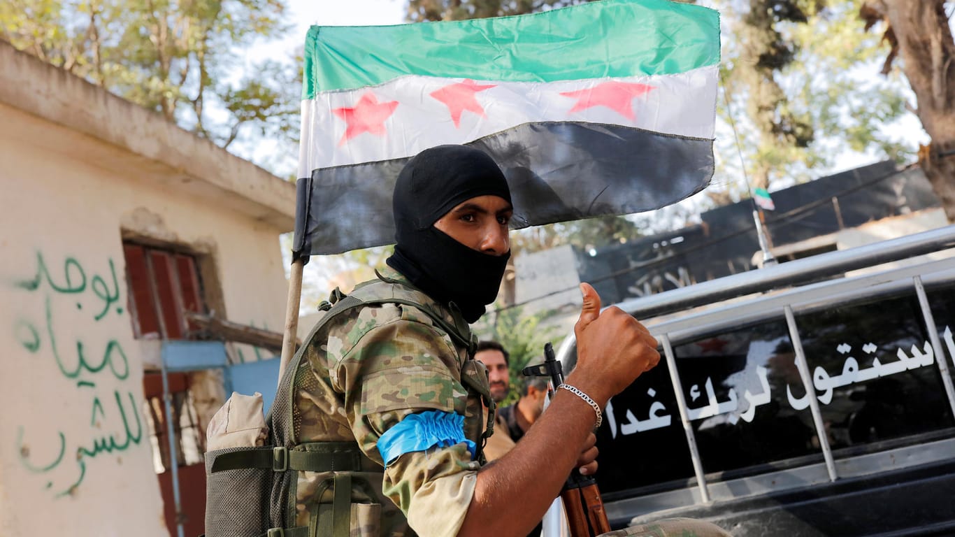 Ein Mitglied der Freien Syrischen Armee präsentiert sich nach Kämpfen in der syrischen Grenzstadt Jarablus. (Symbolbild)