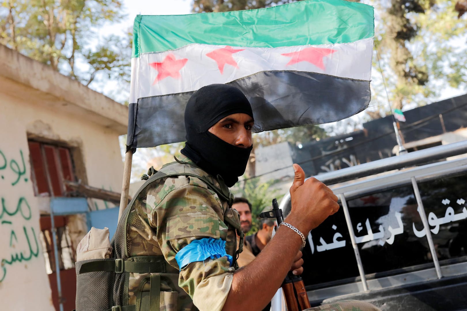 Ein Mitglied der Freien Syrischen Armee präsentiert sich nach Kämpfen in der syrischen Grenzstadt Jarablus. (Symbolbild)