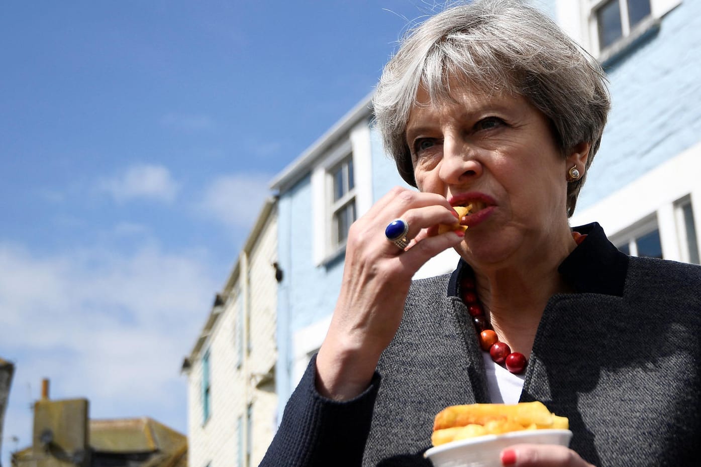 Theresa May gibt im Wahlkampf alles, aber "Fish and Chips" scheinen nicht ihr Favorit zu sein.