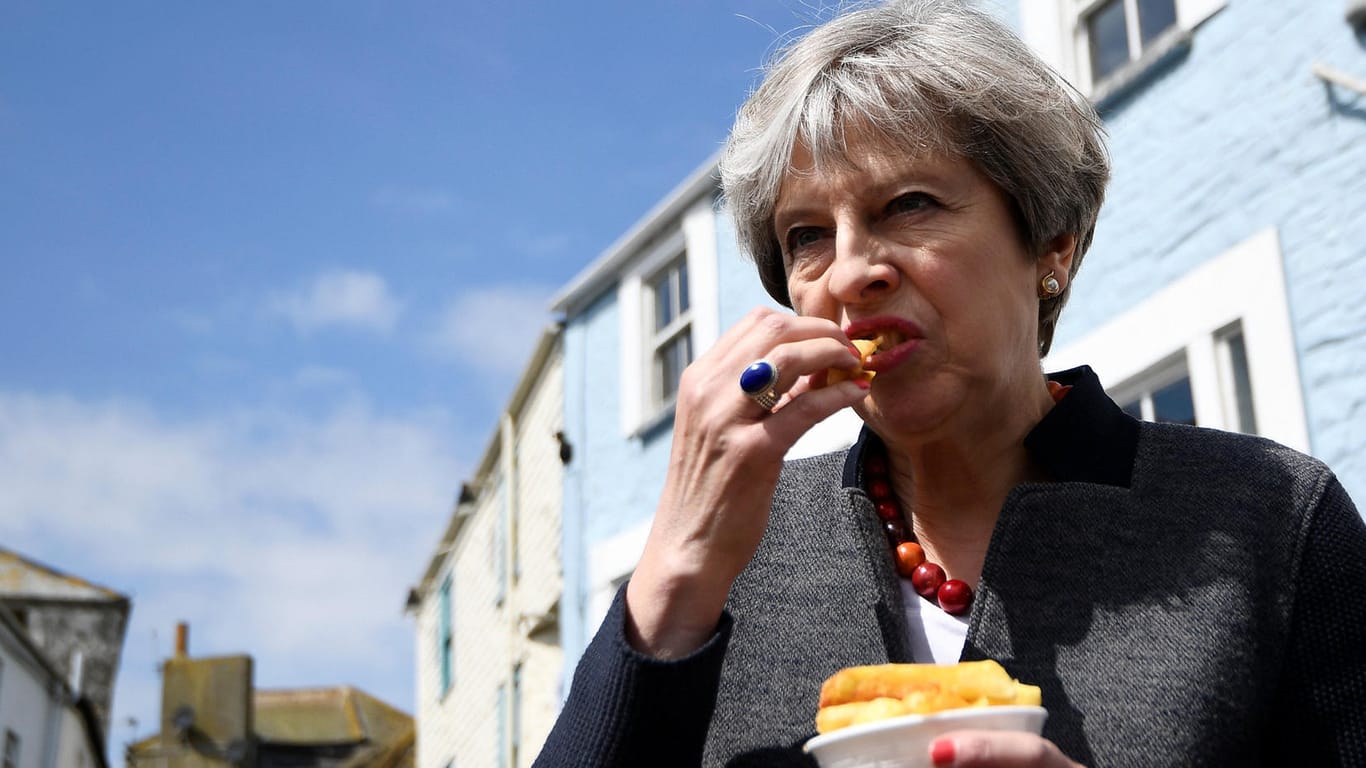 Theresa May gibt im Wahlkampf alles, aber "Fish and Chips" scheinen nicht ihr Favorit zu sein.