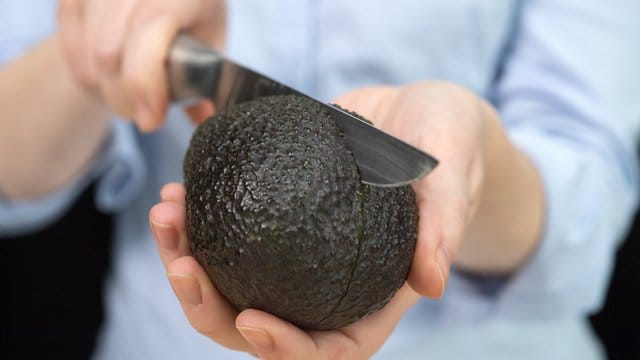 Fälschlicherweise wird die Avocado häufig für Gemüse gehalten - aus botanischer Sicht ist sie ein Obst. Fälschlicherweise wird die Avocado häufig für Gemüse gehalten - aus botanischer Sicht ist sie ein Obst.