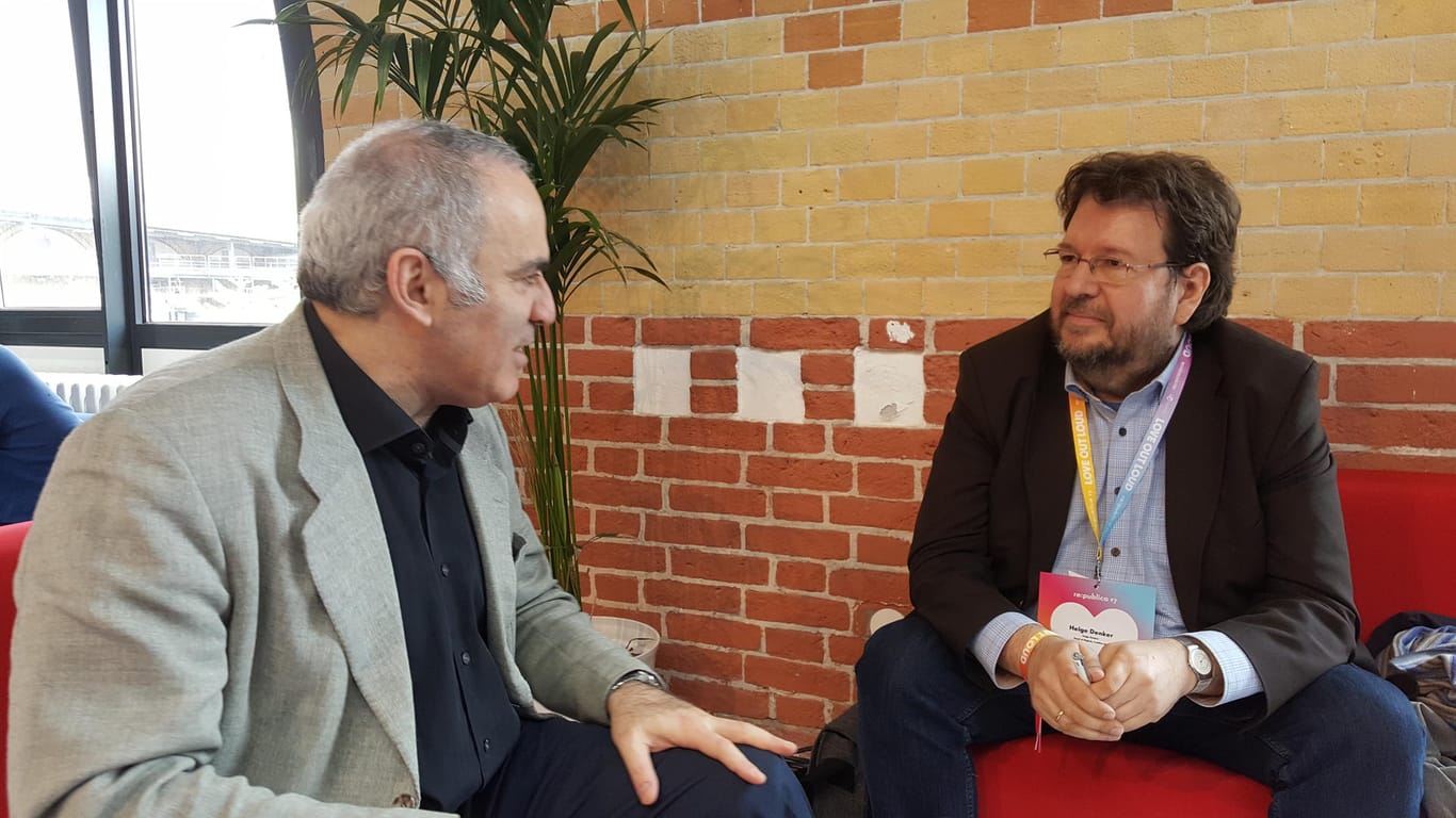 Garri Kasparow im Gespräch mit t-online.de-Redakteur Helge Denker