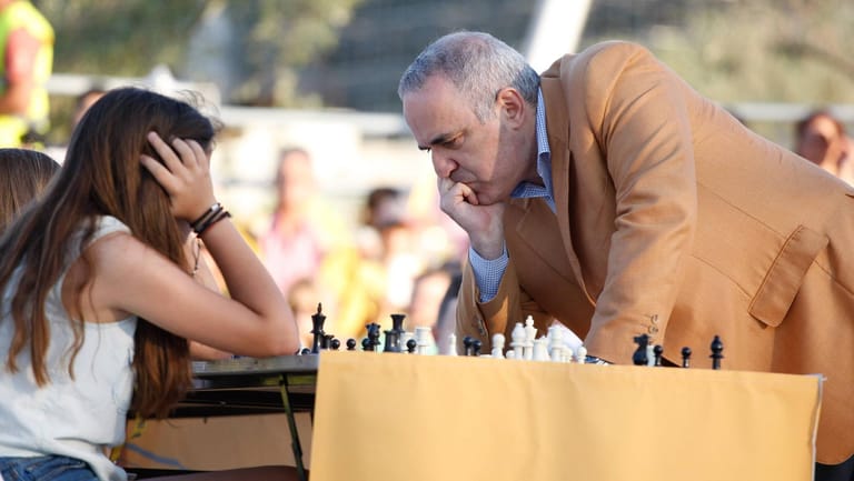 Kasparow spielt immer noch gern Schach. wie 2015 auf einem Turnier gegen Jugendliche in Athen.