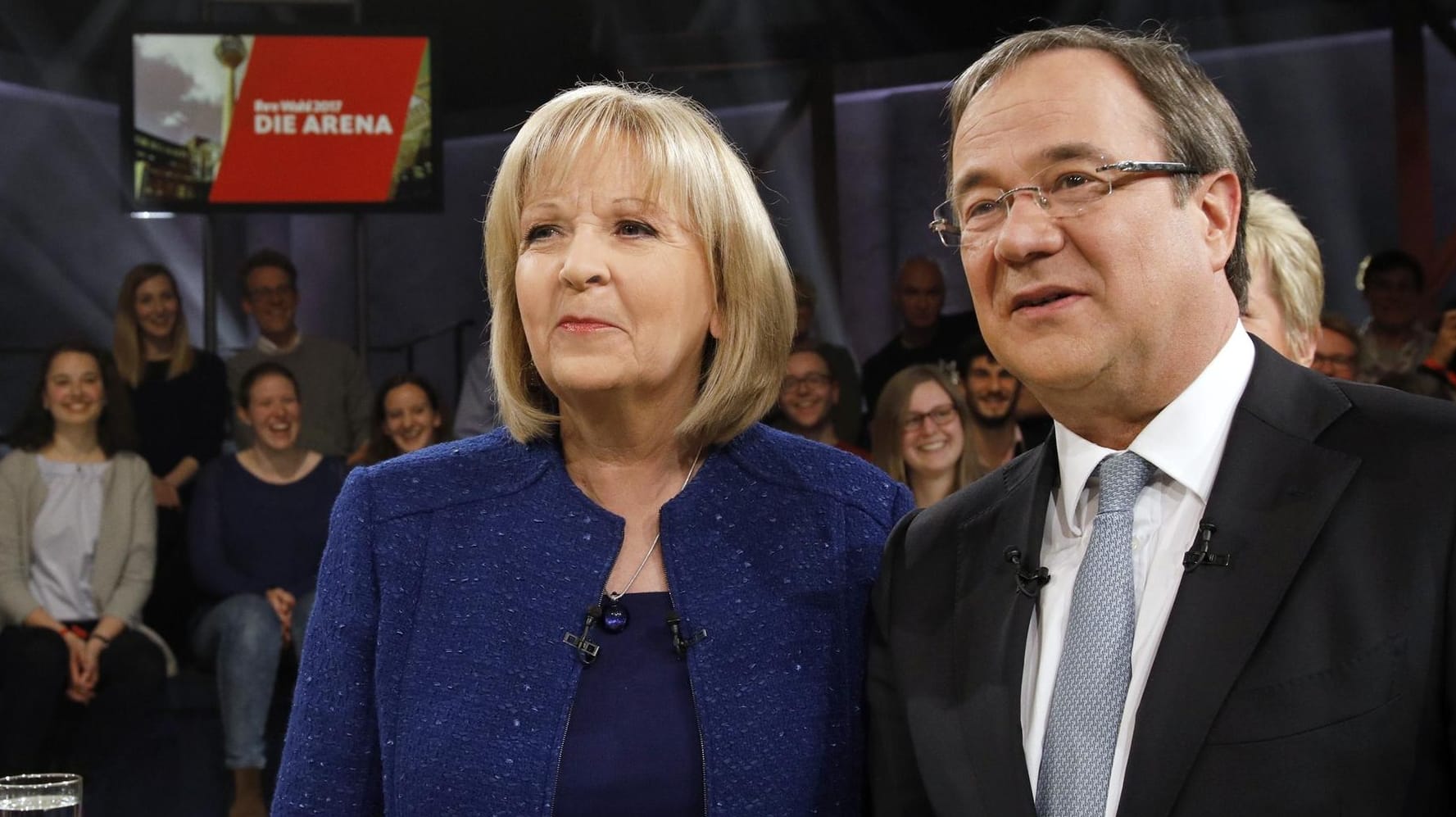 Die nordrhein-westfälische Ministerpräsidentin Hannelore Kraft hat ihren Vorsprung auf CDU-Herausforderer Armin Laschet eingebüßt. Die nordrhein-westfälische Ministerpräsidentin Hannelore Kraft hat ihren Vorsprung auf CDU-Herausforderer Armin Laschet eingebüßt.