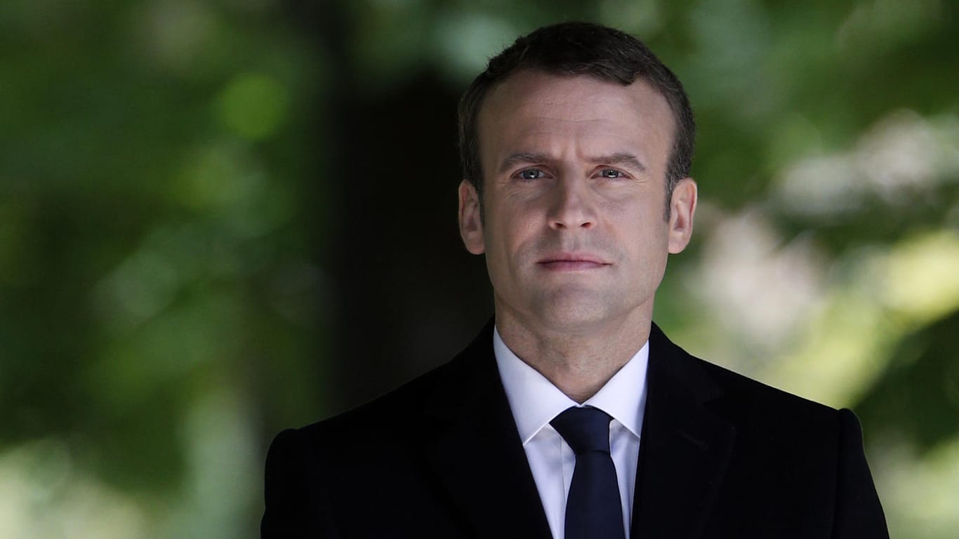 Emmanuel Macron setzt sein "Versprechen einer Erneuerung" in die Tat um.