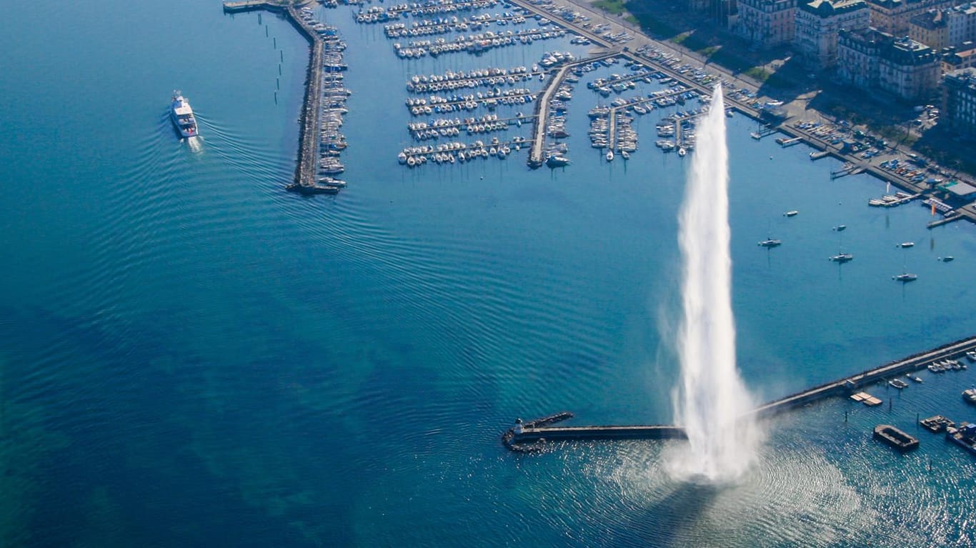 Wahrzeichen des Genfer Sees ist der Jet d'Eau, die Fontäne ist 140 m hoch.