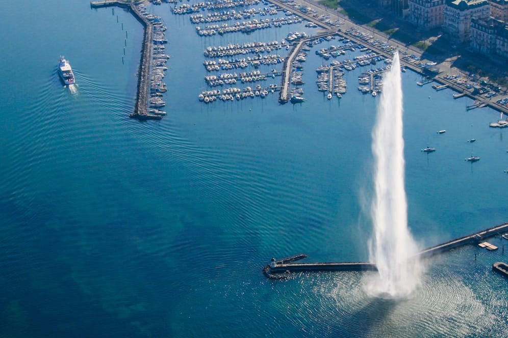 Wahrzeichen des Genfer Sees ist der Jet d'Eau, die Fontäne ist 140 m hoch.