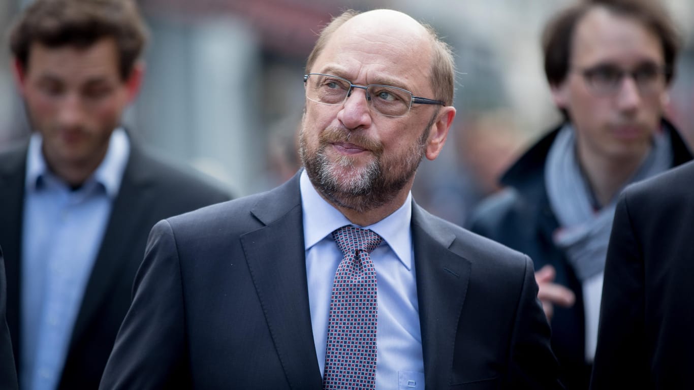 Der SPD-Kanzlerkandidat und Parteivorsitzende Martin Schulz geht in Leverkusen im Rahmen der Wahlkampftour durch die Innenstadt. Am 14.05.2017 wird in NRW ein neuer Landtag gewählt.