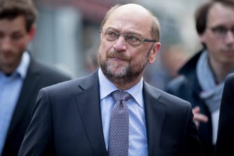 Der SPD-Kanzlerkandidat und Parteivorsitzende Martin Schulz geht in Leverkusen im Rahmen der Wahlkampftour durch die Innenstadt. Am 14.05.2017 wird in NRW ein neuer Landtag gewählt.