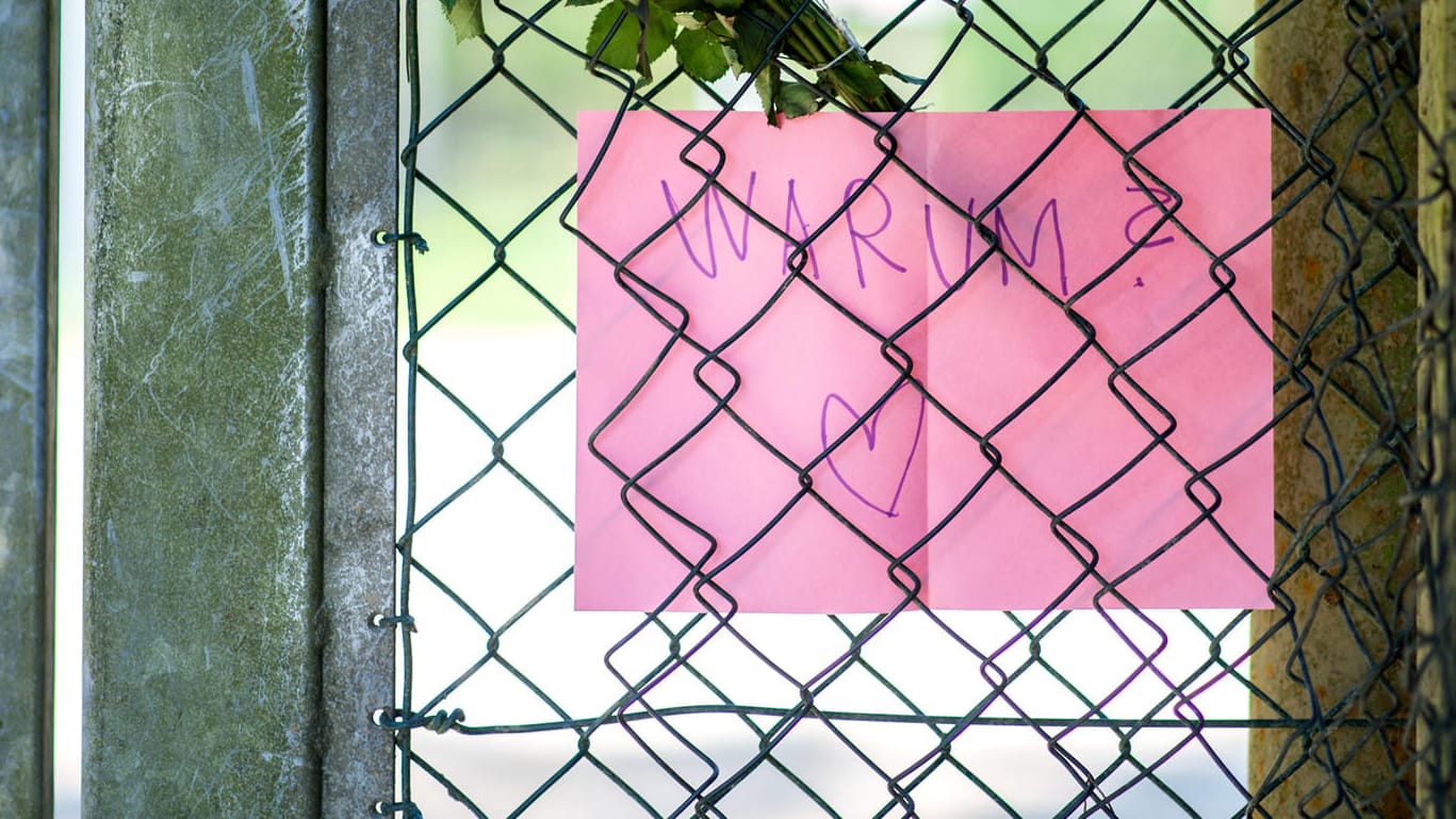 Ein Zettel mit der Aufschrift "Warum?" hängt in einem Zaun nahe des Fundorts einer Babyleiche an einer Abwasserpumpstation. Ein Zettel mit der Aufschrift "Warum?" hängt in einem Zaun nahe des Fundorts einer Babyleiche an einer Abwasserpumpstation.