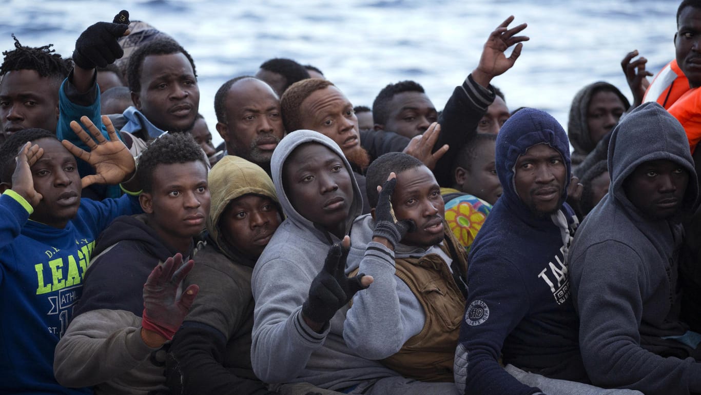 Die italienische Polizei hat einen mutmaßlichen libyschen Schmuggler festgenommen, der während der Überfahrt von Afrika nach Europa einen Migranten auf einem Flüchtlingsboot erschossen haben soll.
