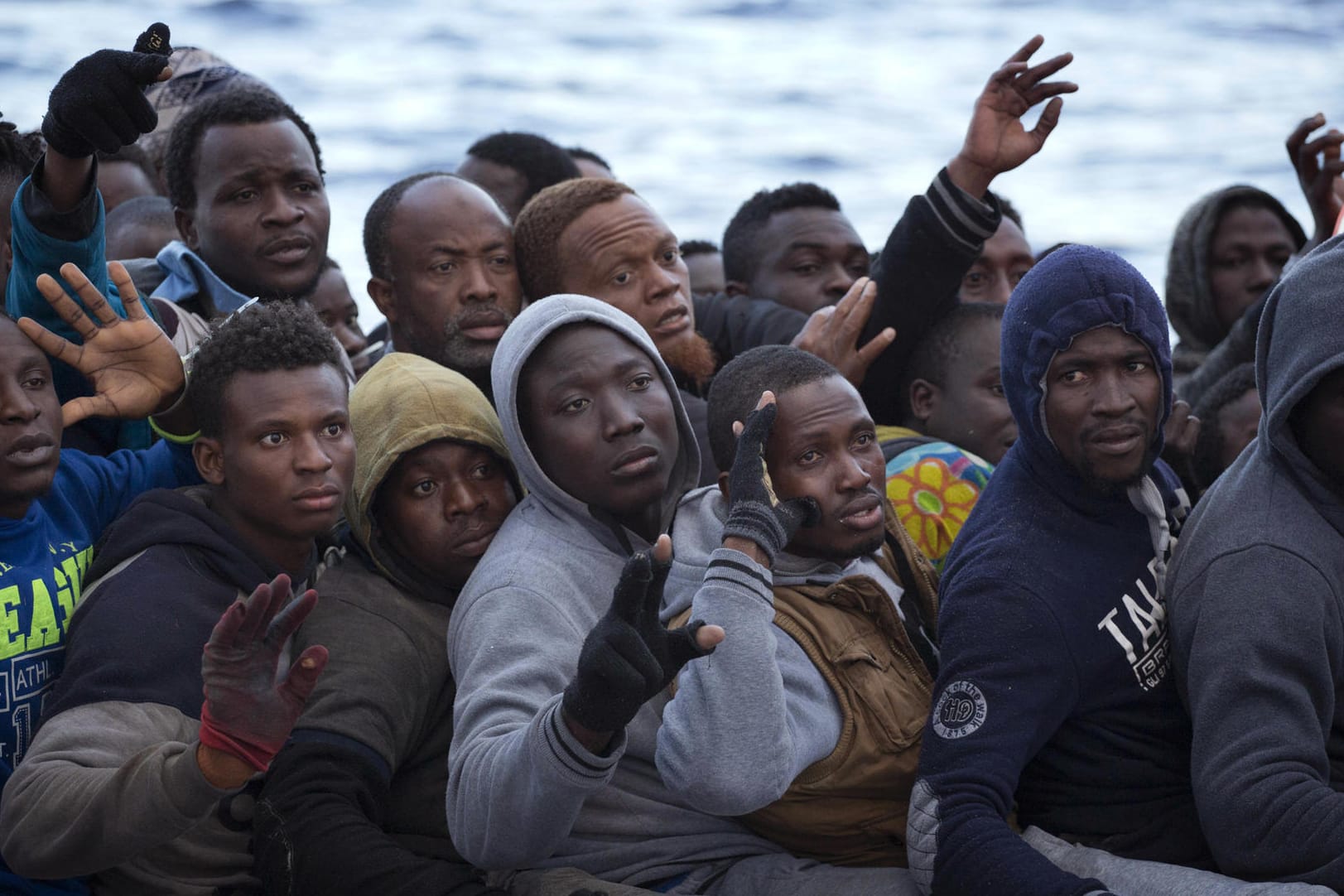 Die italienische Polizei hat einen mutmaßlichen libyschen Schmuggler festgenommen, der während der Überfahrt von Afrika nach Europa einen Migranten auf einem Flüchtlingsboot erschossen haben soll.