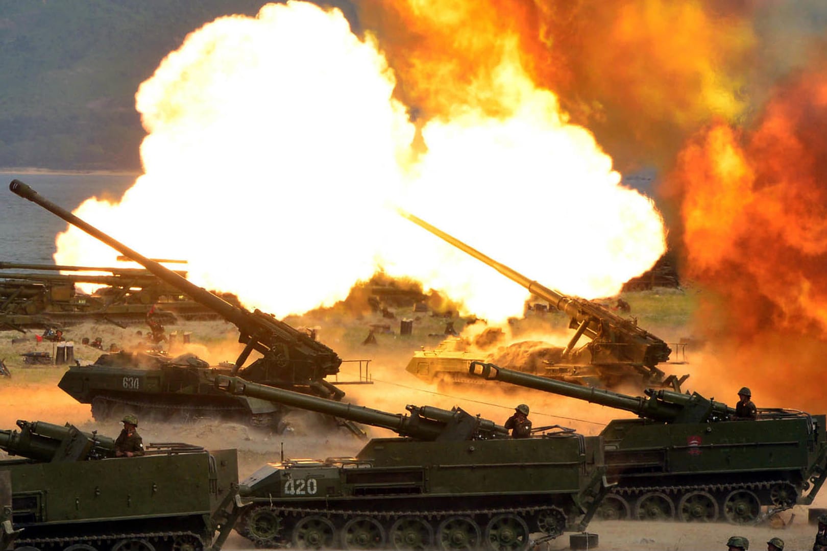 Schießübungen der nordkoreanischen Armee - Anlässlich des 85sten Jahrestages der Gründung der nordkoreanischen Armee.