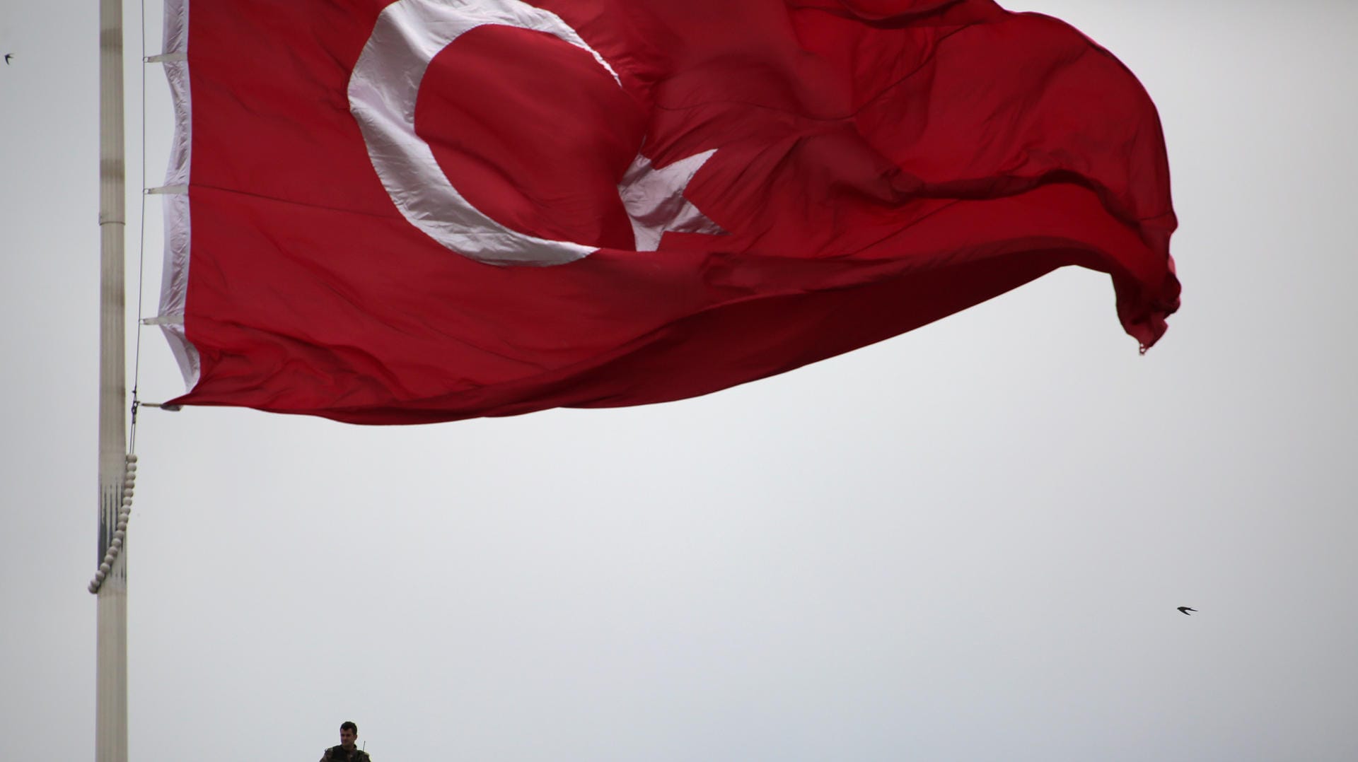 In der Türkei gehen die Massenfestnahmen von angeblichen Gülen-Anhängern weiter. (Symbolbild) In der Türkei gehen die Massenfestnahmen von angeblichen Gülen-Anhängern weiter. (Symbolbild)