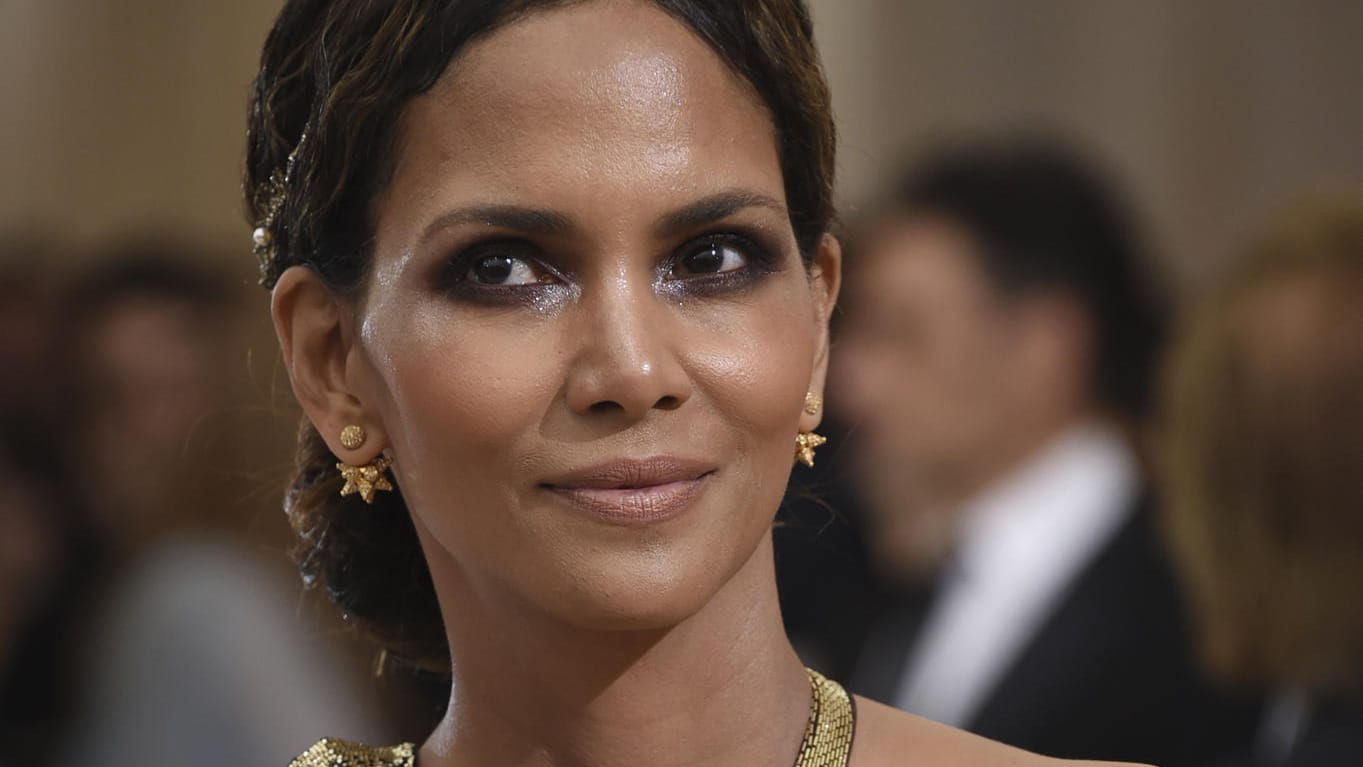 Halle Berry spielte 2004 in "Catwoman" selbst eine Katze.