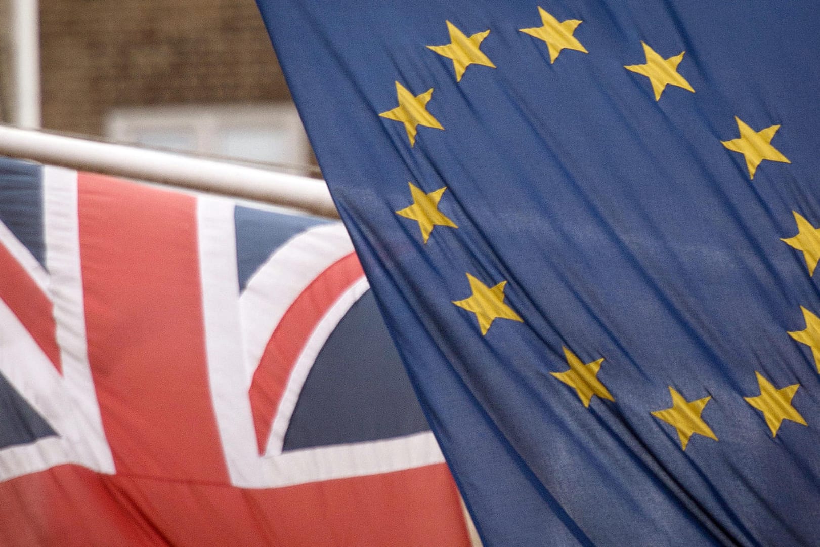 In der Befragung von EU-Bürgern zeigt sich, dass besonders in Wirtschaftsfragen ein harter Kurs von der EU in den anstehenden Brexit-Verhandlungen erwartet wird.