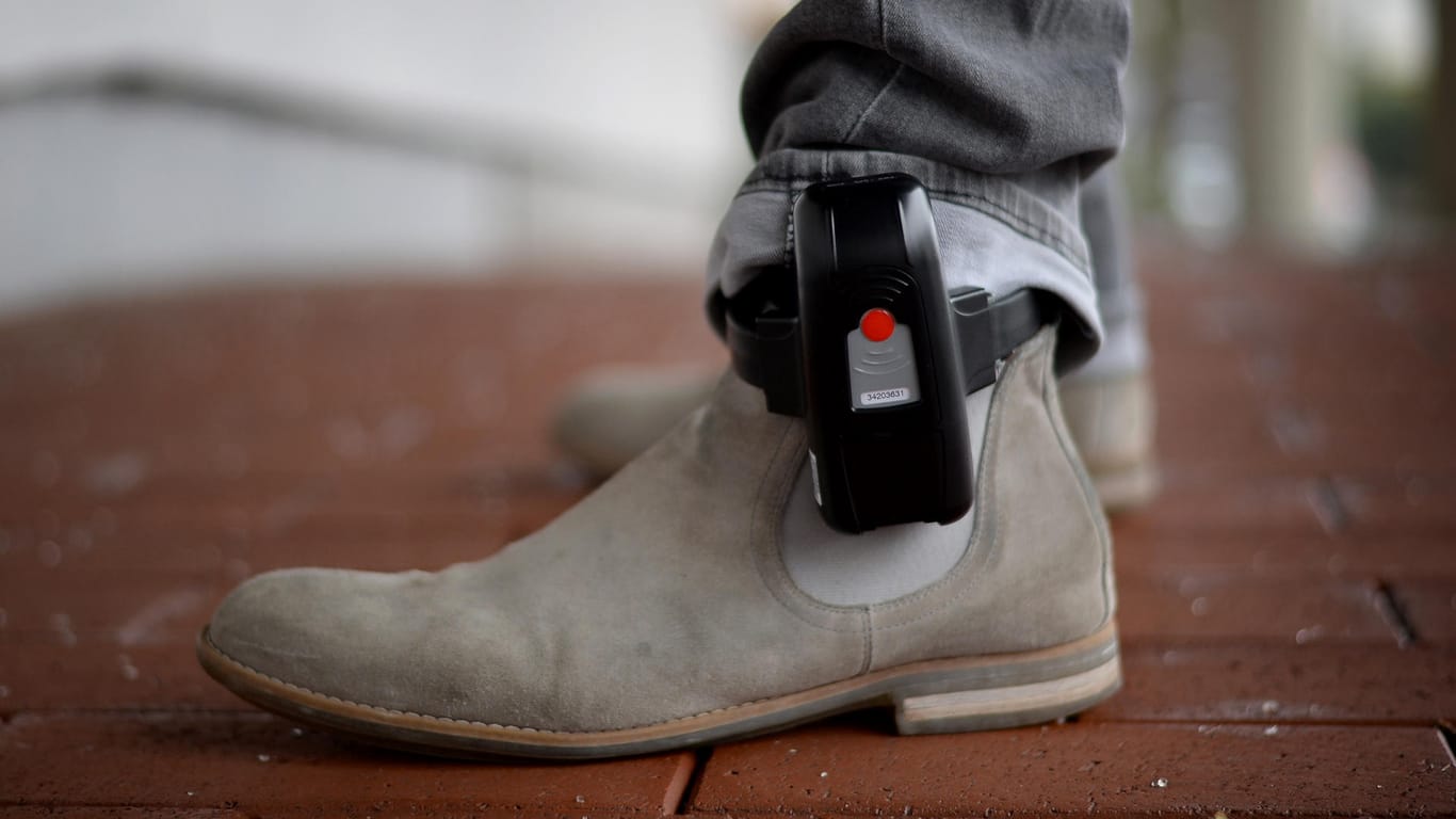 Eine solche elekronische Fußfessel kann nun in Deutschland auch gefährlichen Islamisten zur Überwachung angelegt werden. (Symbolfoto)