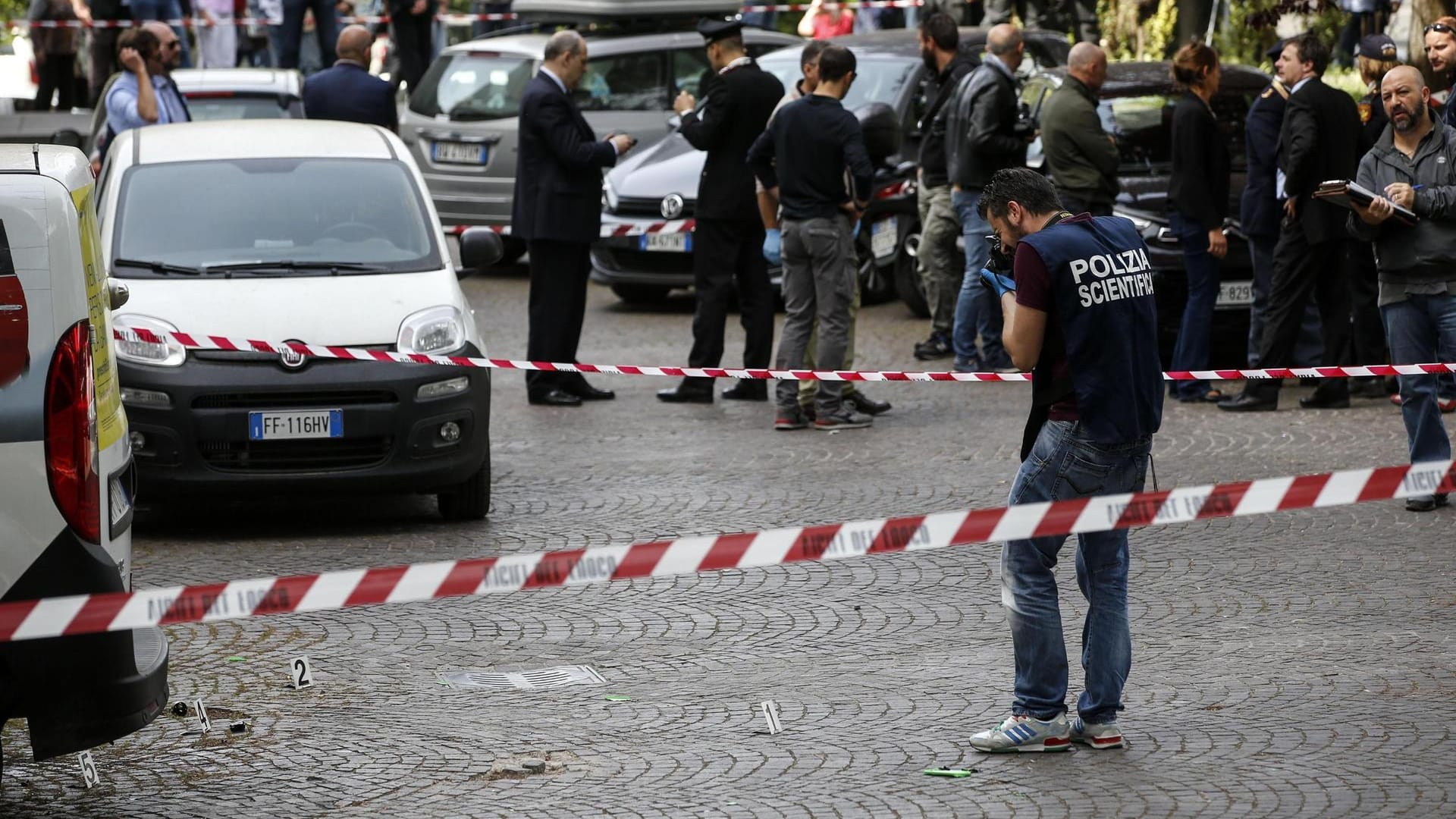 Polizisten untersuchen den Ort, an dem der Sprengsatz explodierte.