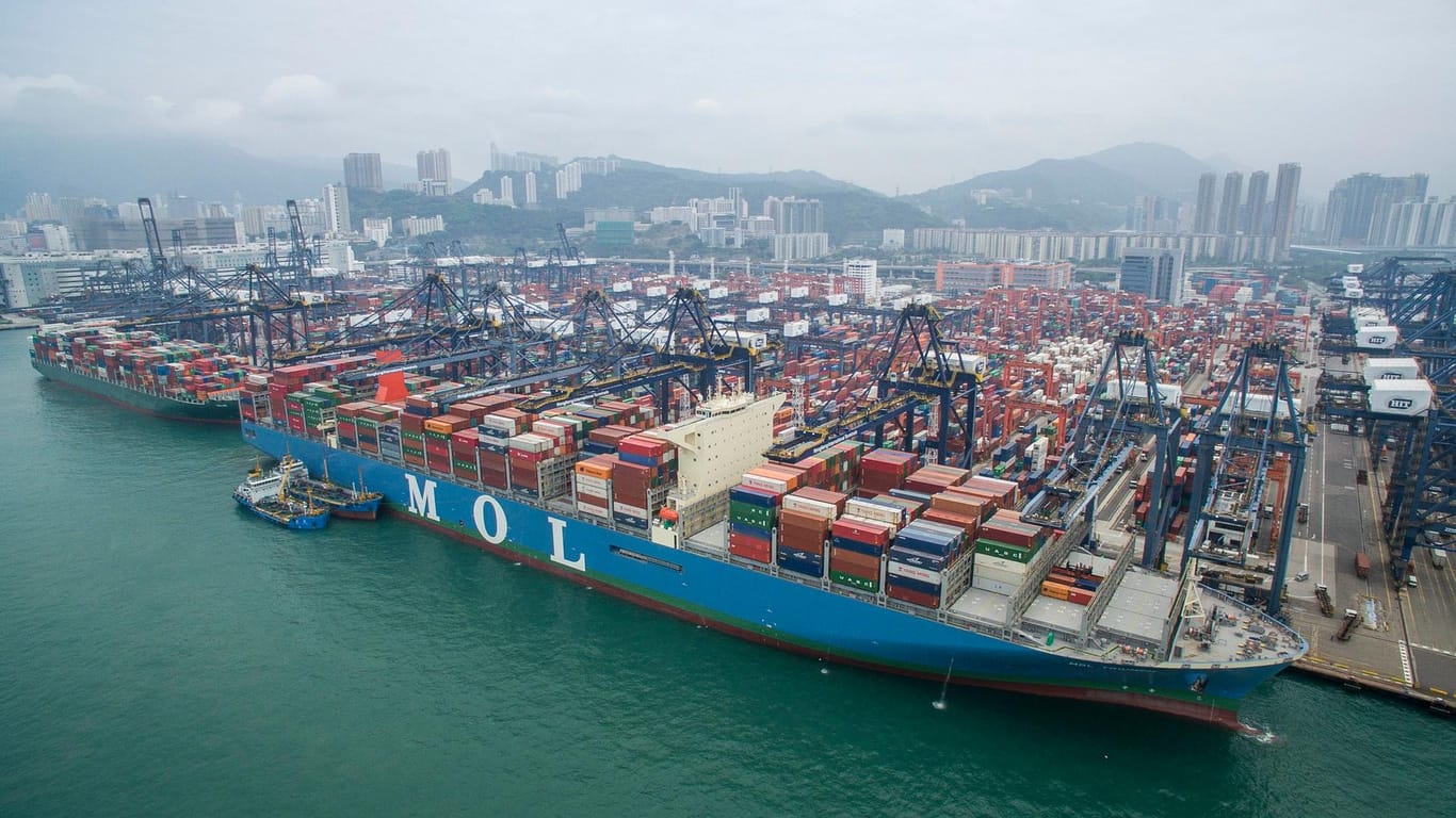 Das Containerschiff "MOL Triumph" ist für viele Häfen zu groß.