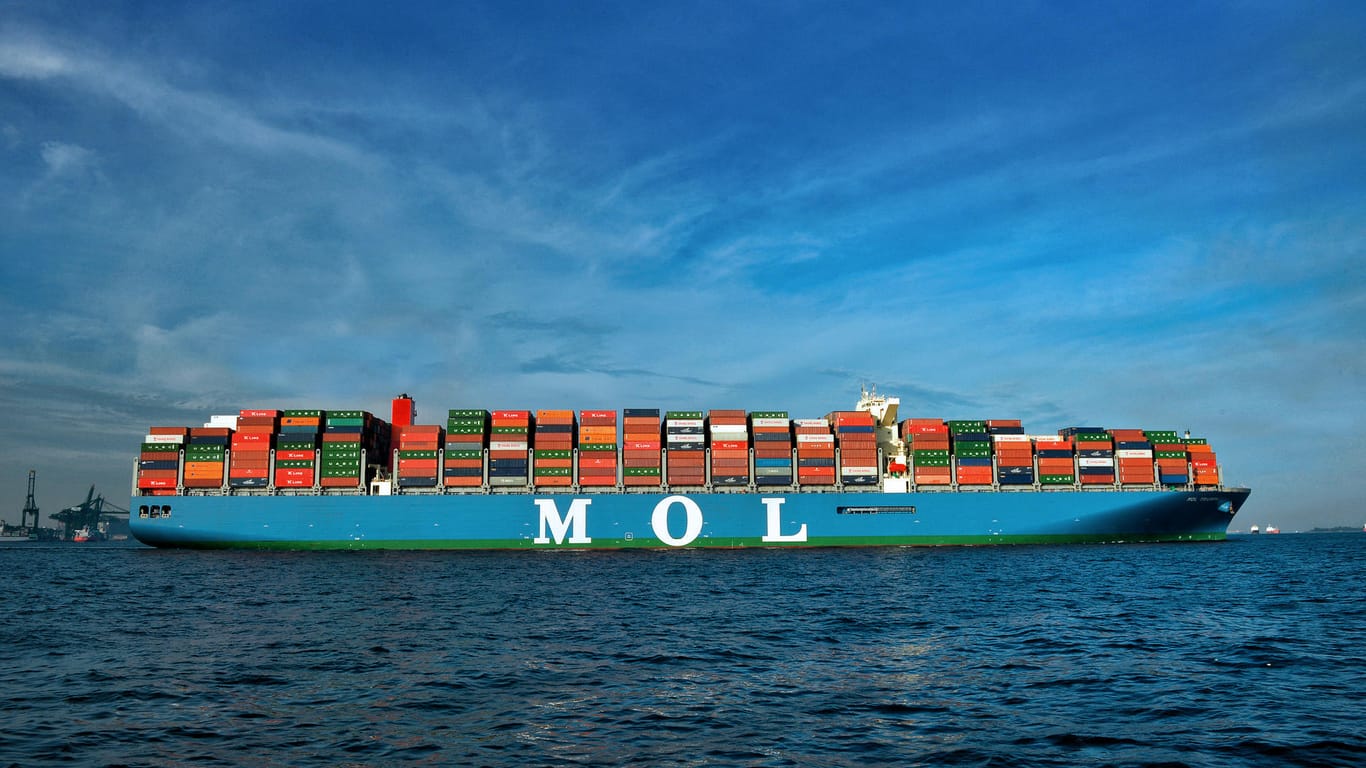 Die "MOL Triumph" der japanischen Reederei Mitsui O.S.K. Lines (MOL) aus Hongkong ist eines der größten Frachtschiffe der Welt.