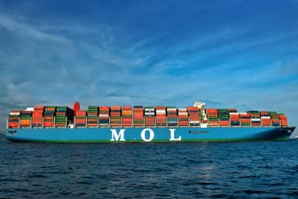 Die "MOL Triumph" der japanischen Reederei Mitsui O.S.K. Lines (MOL) aus Hongkong ist eines der größten Frachtschiffe der Welt.