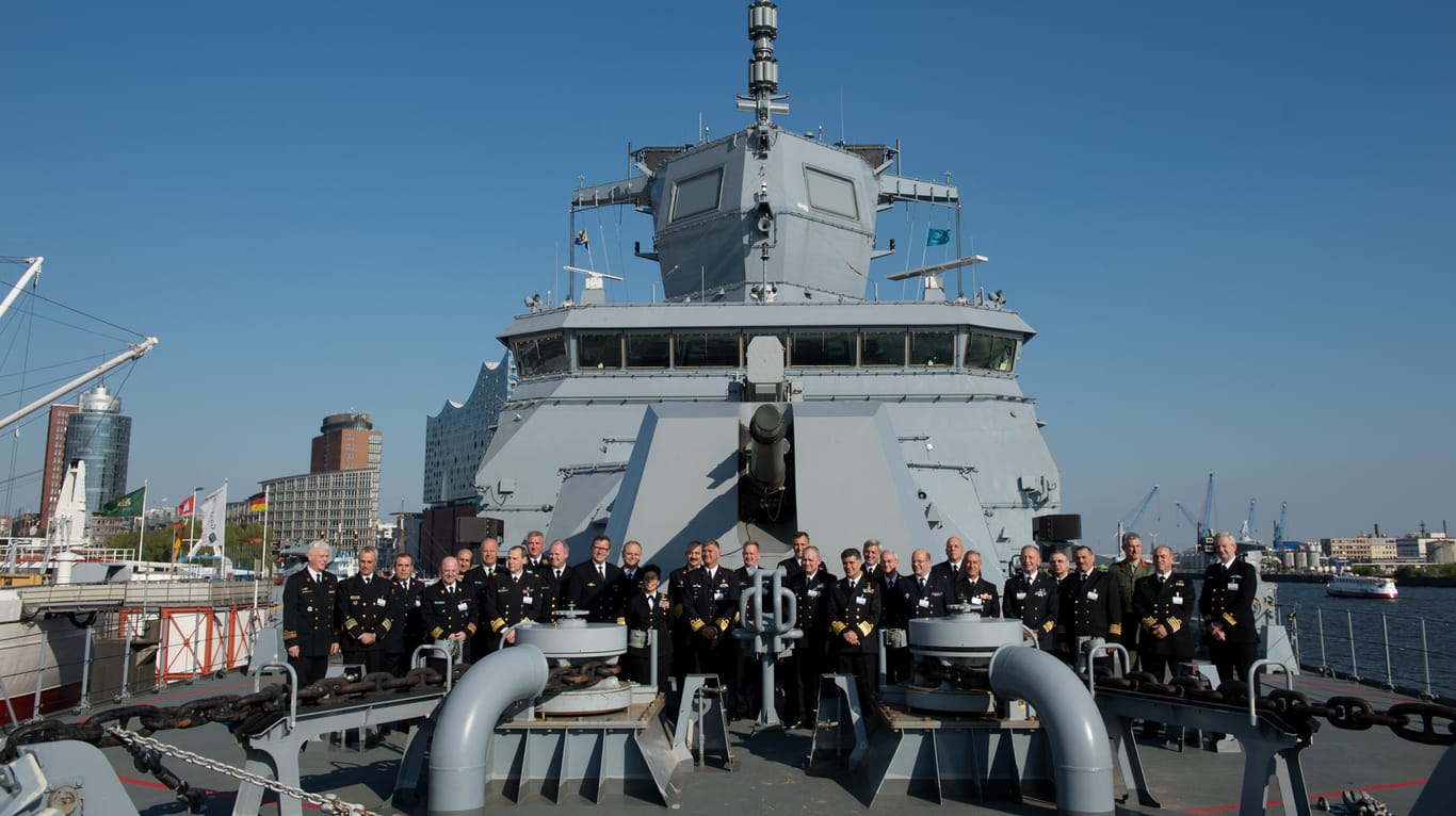 26 europäische Marine-Chefs sowie Vertreter der EU und der Nato posieren in Hamburg an Bord der Fregatte "Nordrhein-Westfalen" für ein Gruppenfoto.