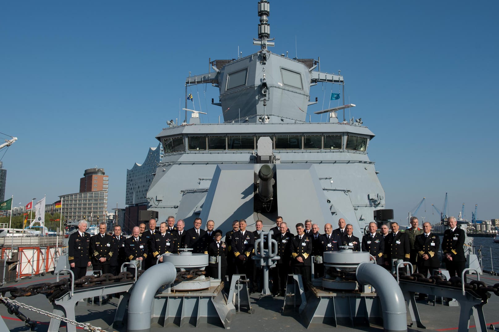 26 europäische Marine-Chefs sowie Vertreter der EU und der Nato posieren in Hamburg an Bord der Fregatte "Nordrhein-Westfalen" für ein Gruppenfoto.