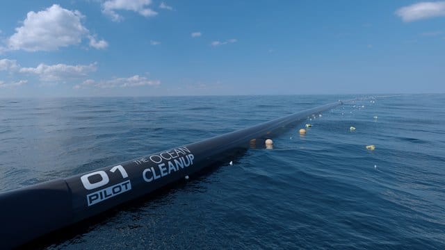 "Ocean Cleanup" will kilometerlange, schwimmende Röhren im Meer auslegen, von denen eine Art Sieb ins Wasser hängt. "Ocean Cleanup" will kilometerlange, schwimmende Röhren im Meer auslegen, von denen eine Art Sieb ins Wasser hängt.