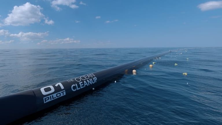 "Ocean Cleanup" will kilometerlange, schwimmende Röhren im Meer auslegen, von denen eine Art Sieb ins Wasser hängt.