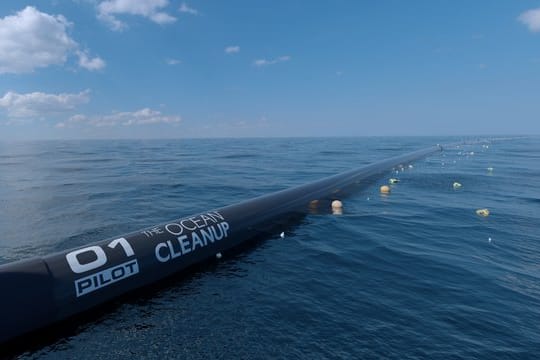 "Ocean Cleanup" will kilometerlange, schwimmende Röhren im Meer auslegen, von denen eine Art Sieb ins Wasser hängt.