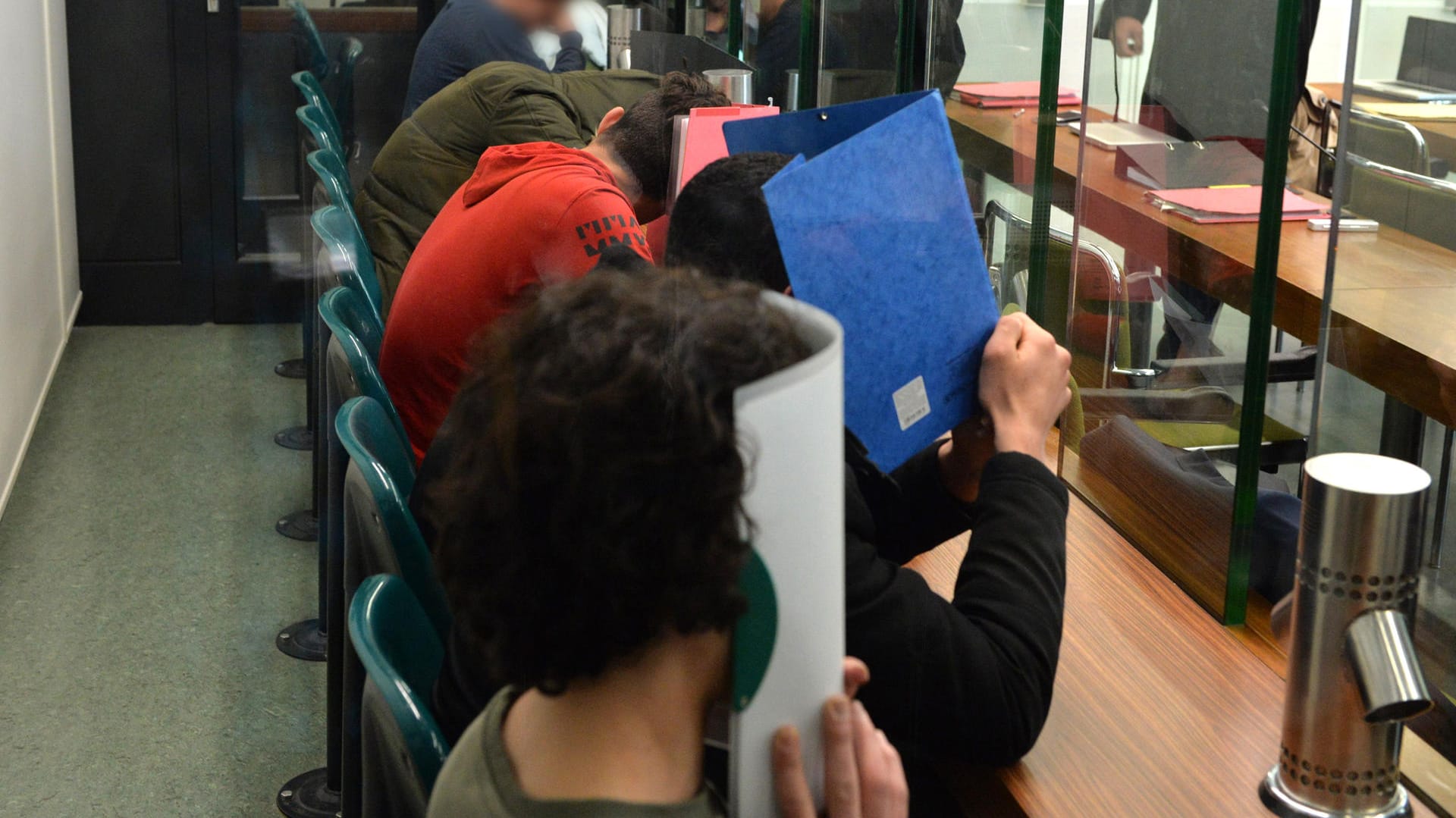 Sechs junge Männer, die sich wegen gemeinschaftlichen versuchten Mordes verantworten müssen, sitzen in Berlin in einem Sitzungssaal des Landgerichtes. Sechs junge Männer, die sich wegen gemeinschaftlichen versuchten Mordes verantworten müssen, sitzen in Berlin in einem Sitzungssaal des Landgerichtes.