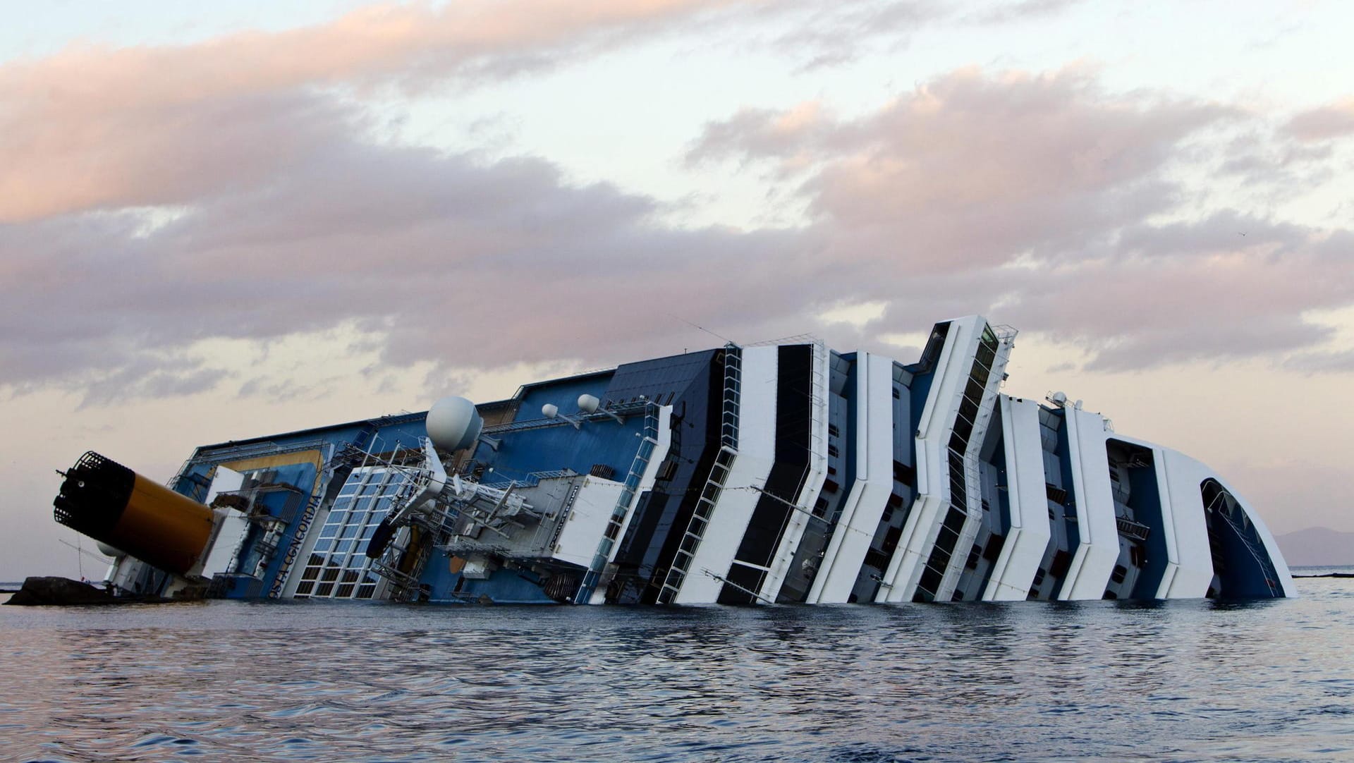 Das gestrandete Wrack der Costa Concordia liegt vor der Insel Giglio (Italien).|