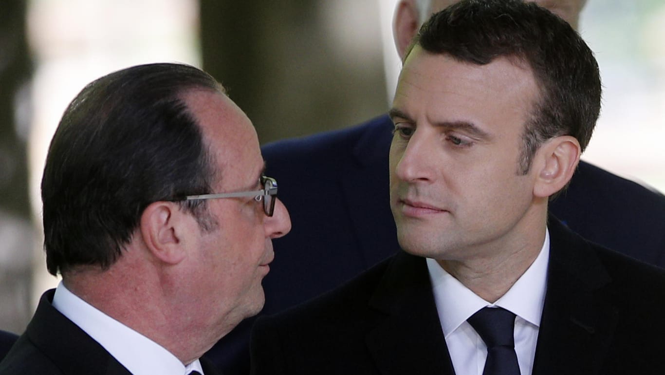 Der scheidende französische Präsident Francois Hollande (l) und der neugewählte französische Präsident Emmanuel Macron.