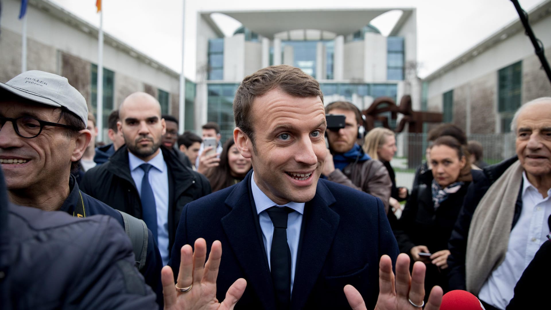 Der damalige Präsidentschaftskandidat Emmanuel Macron spricht in Berlin vor dem Bundeskanzleramt mit Journalisten.