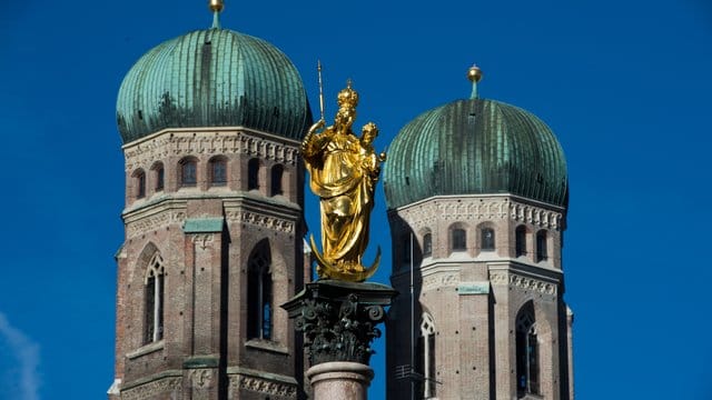 Marienstatue vor Frauenkirche in München