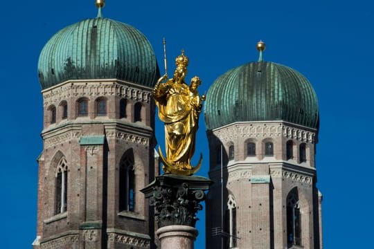 Marienstatue vor Frauenkirche in München