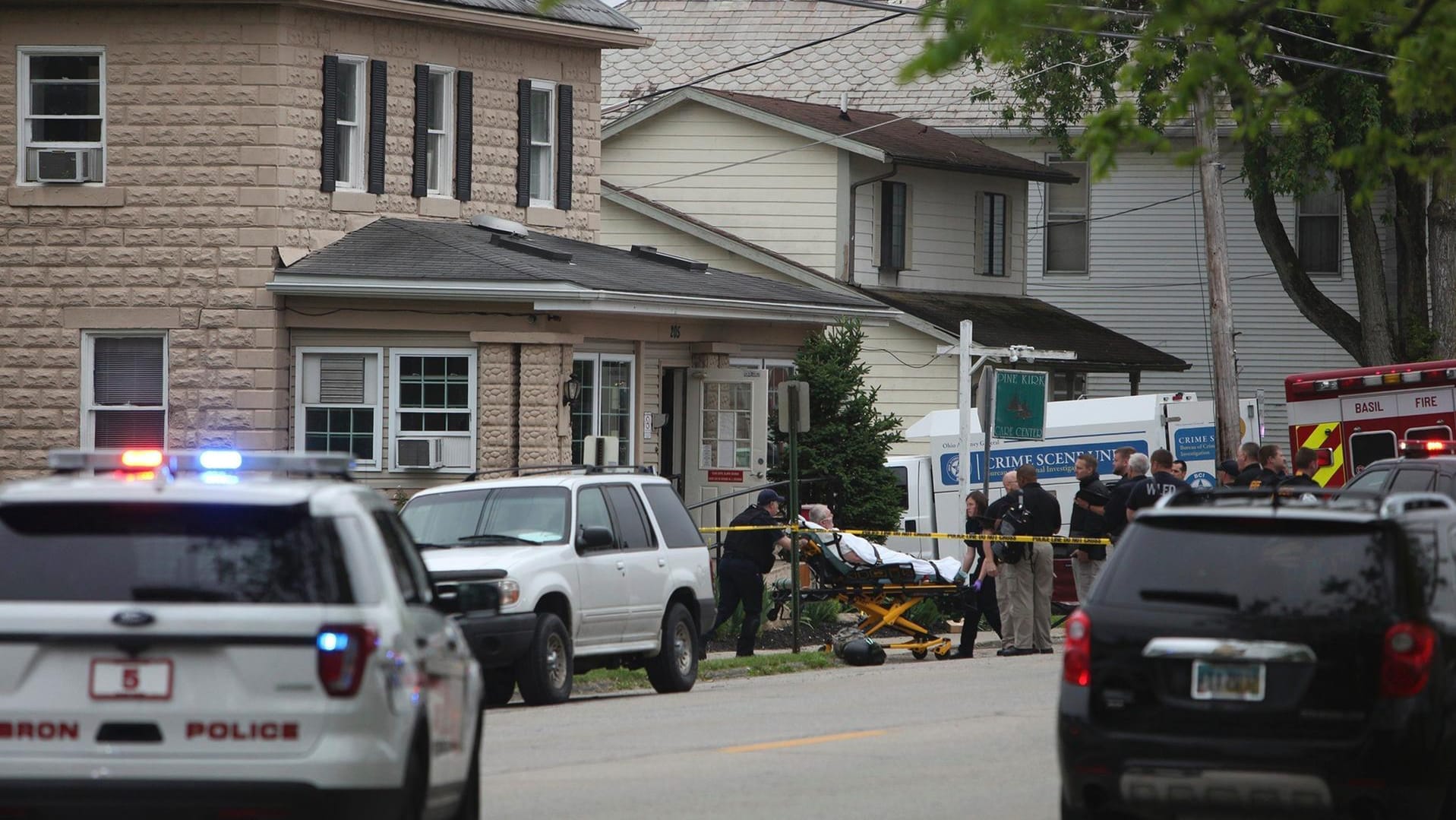 Rettungskräfte kümmern sich um eine verletzte Person, nachdem ein Mann in einem Pflegeheim in Ohio drei Menschen erschossen hat.