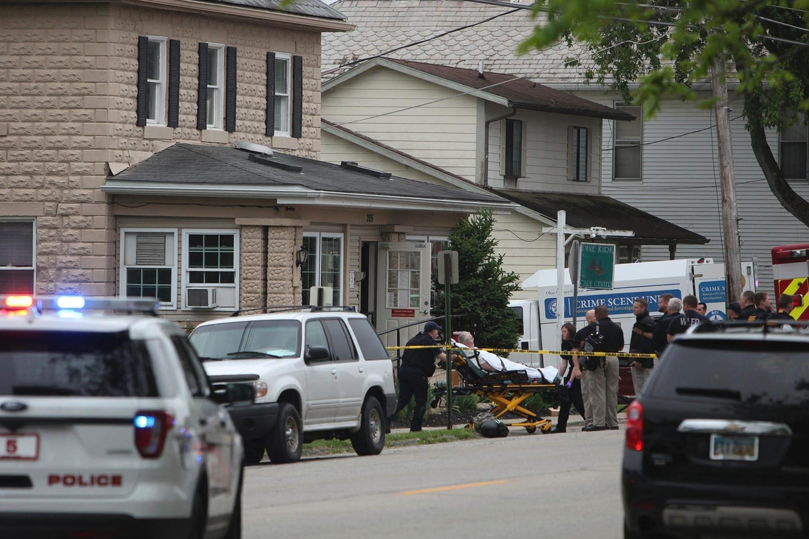 Rettungskräfte kümmern sich um eine verletzte Person, nachdem ein Mann in einem Pflegeheim in Ohio drei Menschen erschossen hat.