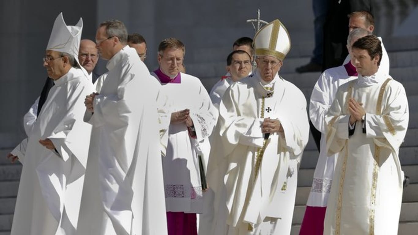 Papst Franziskus kommt zur Heiligen Messe.