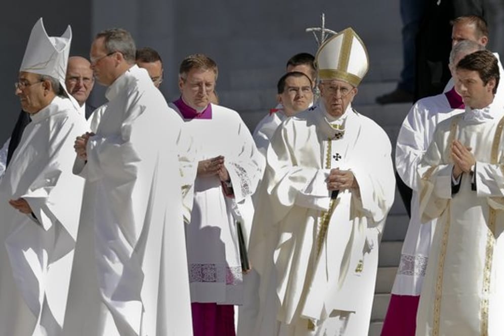 Papst Franziskus kommt zur Heiligen Messe.