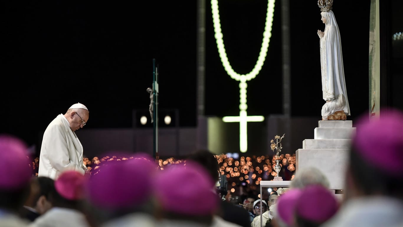 Anlässlich des 100. Jahrestages der Marienerscheinung in Fatima (Portugal) besucht Papst Franziskus das Heiligtum.